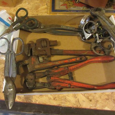 lot 18 image: Snips, Cutter, Wrench