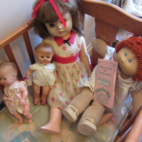lot 180 image: Dolls