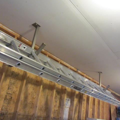 lot 27 image: Extension Ladder