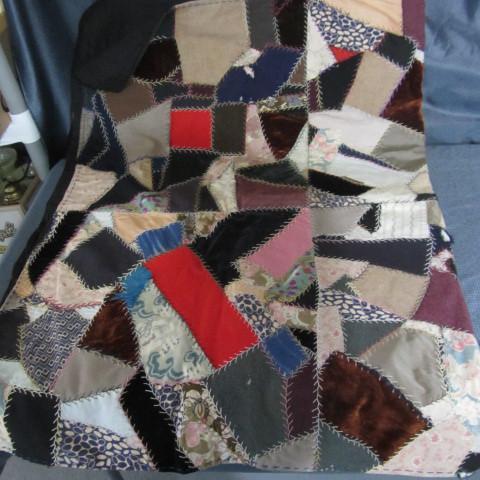 lot 291 image: Antique Quilt