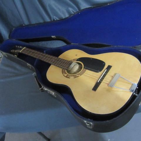 lot 301 image: Guitar