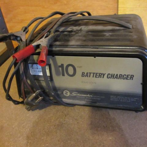 lot 57 image: Battery Charger