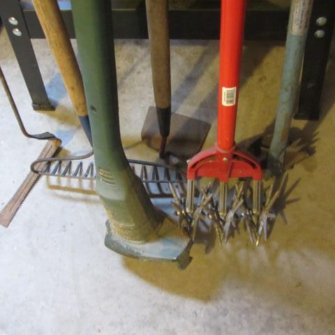 lot 90 image: Yard Hand Tools