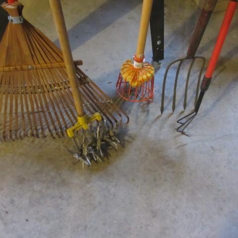 lot 91 image: Yard Hand Tools