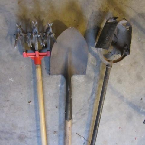 lot 92 image: Yard Hand Tools
