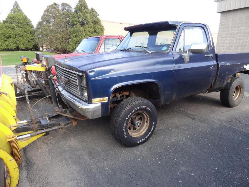 lot 1 image: 1984 Chevy Silverado 4 x 4 pick up....
