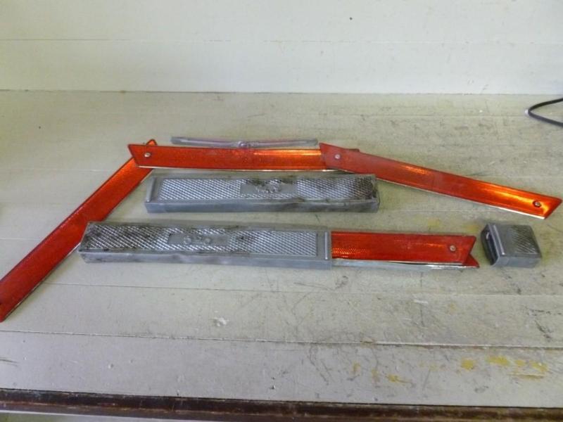 lot 119 image: Lot of emergency road reflectors, g...