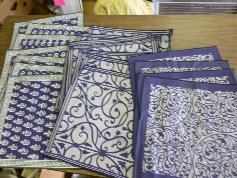 lot 129 image: Lot of 21 heavy duty cloth napkins ...