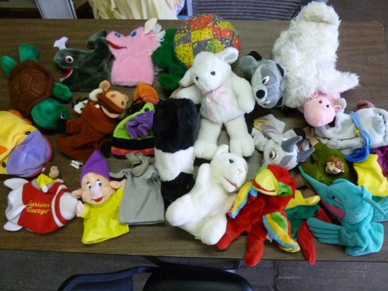 lot 143 image: Large lot of hand puppets, good cle...