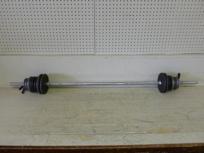 lot 154 image: Heavy duty steel weight lifting bar...