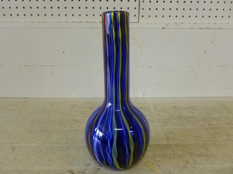 lot 158 image: Beautiful cobalt blue art glass vas...