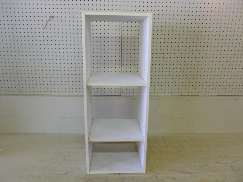 lot 172 image: Three tier wooden shelf that measur...