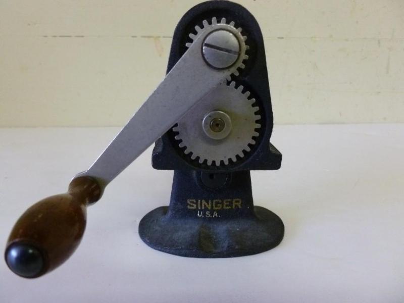 lot 181 image: Vintage Singer USA sewing tool....