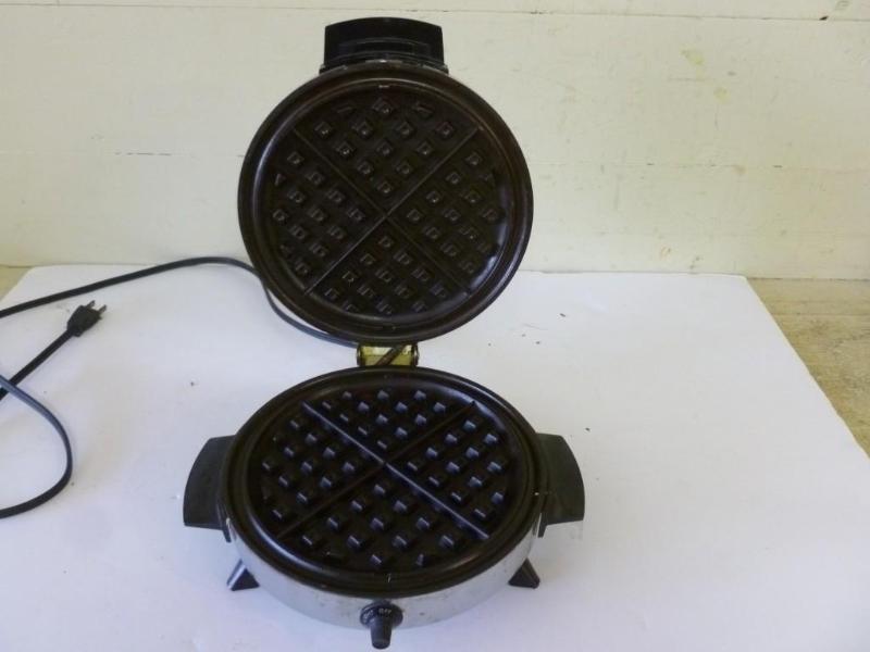 lot 201 image: Toastmaster waffle maker, tested an...
