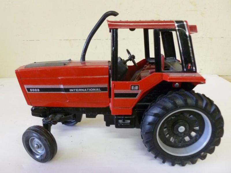lot 202 image: Large Ertl International 5088 speci...