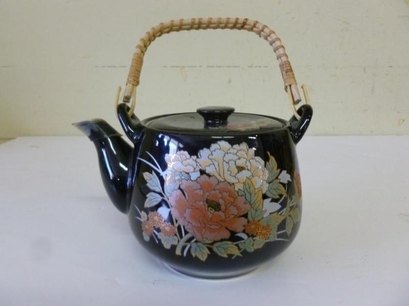 lot 213 image: Beautiful porcelain tea pot that me...