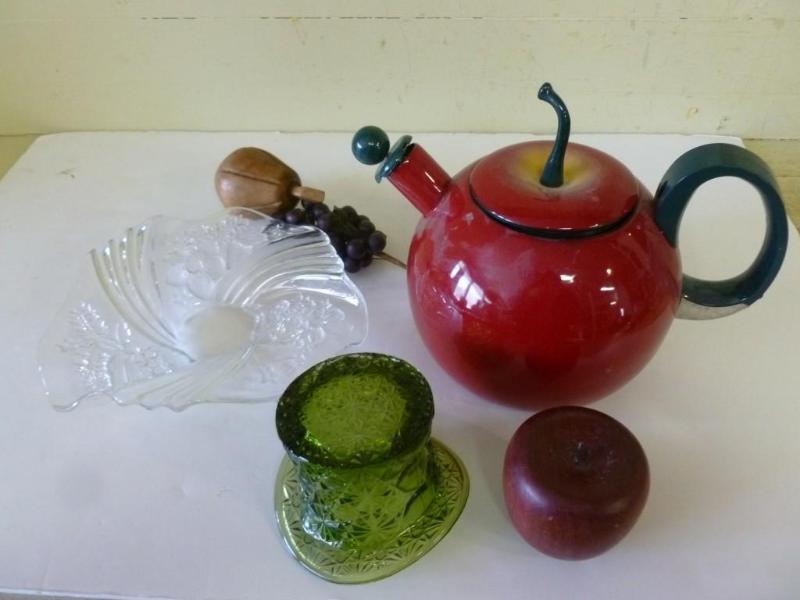 lot 214 image: This lot consists of an enamel appl...