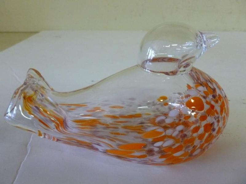 lot 216 image: Beautiful art glass bird that measu...
