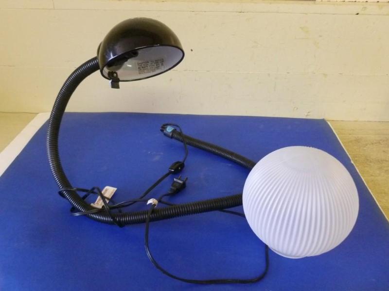 lot 227 image: Adjustable snake type light that wo...