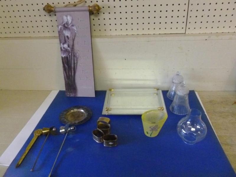 lot 228 image: Large decorative lot that includes ...