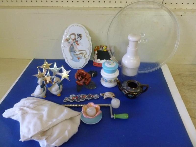 lot 231 image: Large lot of decorative items and a...