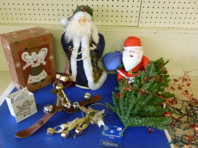 lot 252 image: Large lot of decorative Christmas i...