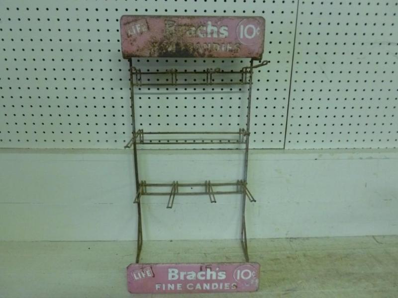 lot 42 image: Vintage Brachs Fine Candies 10 cen...