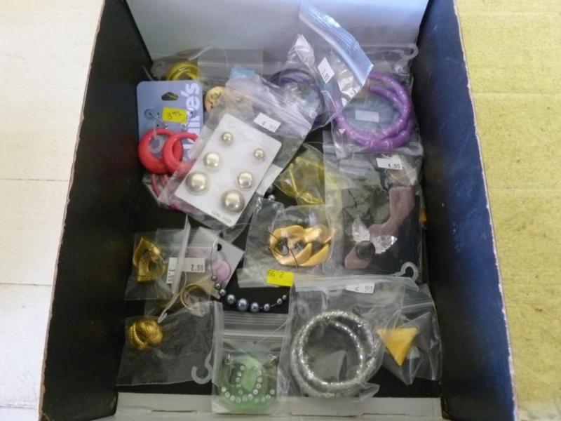 lot 81 image: Large lot of nice looking jewelry i...