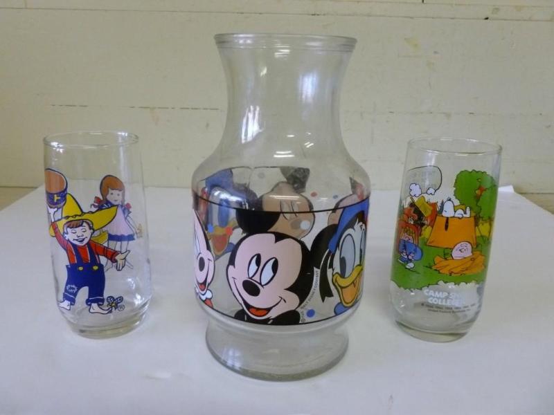 lot 84 image: Collectible glass drink set that in...