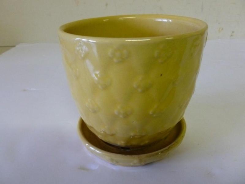 lot 85 image: Beautiful Shawnee USA porcelain pla...