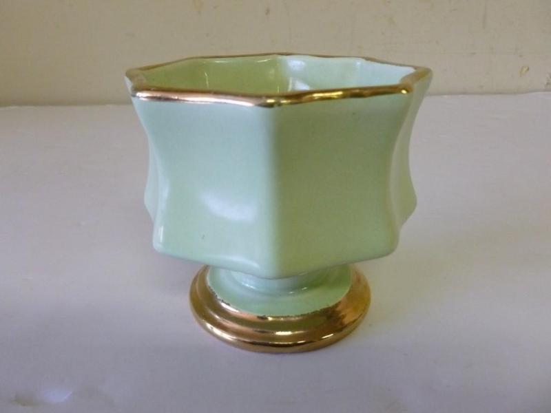 lot 87 image: Beautiful Hull USA 22K Gold Plated ...