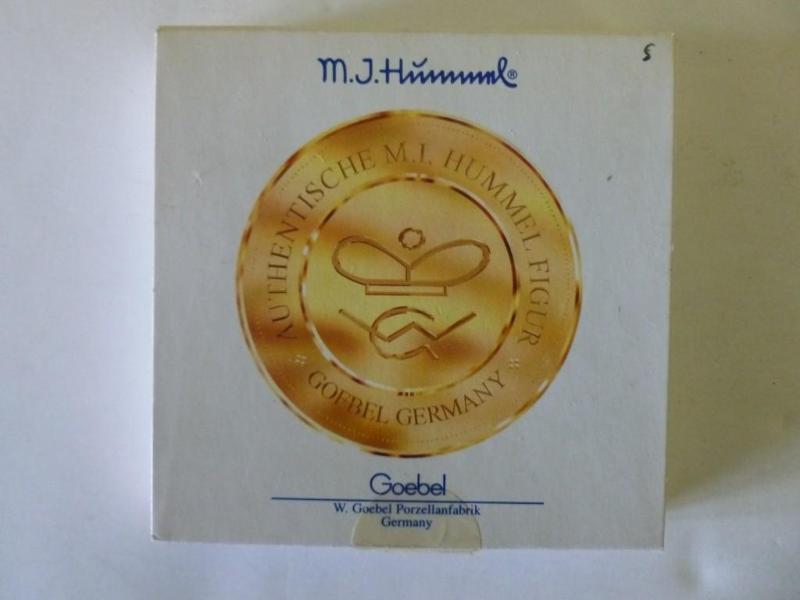 lot 93 image: M.J Hummel 1999 Christmas mini plat...