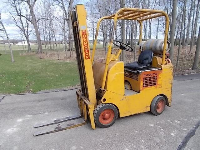 lot 14 image: Towmotor 4000# LP Gas Forklift, Mod...