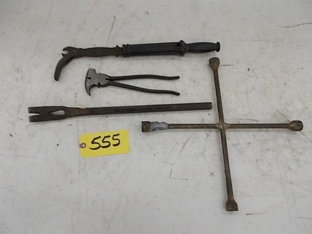 lot 555 image: Asstd Tools...