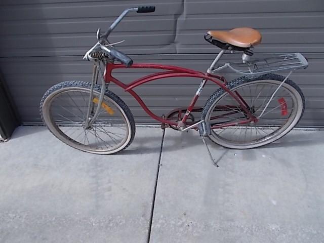 lot 23 image: Schwinn 26" Deluxe Cruiser Bic...