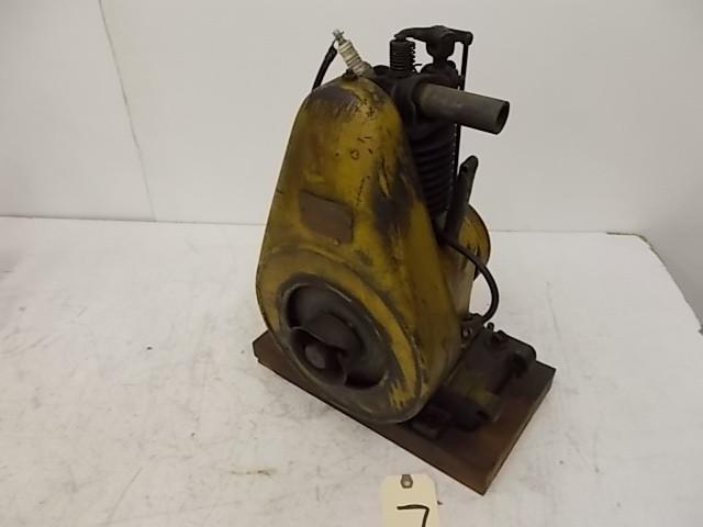lot 7 image: Briggs & Stratton Model FH Gaso...