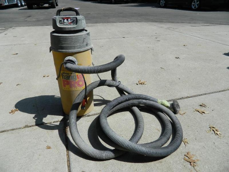 lot 182 image: Wet  Dry 4.5 HP Shop Vac  Hang up...