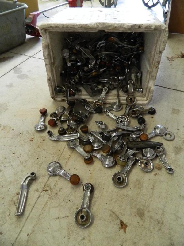 lot 207 image: Lot of 200 Manual Window Crank Han...