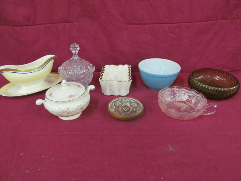 Pyrex 1 12 Pint Bowl, Gravy Boat, ...