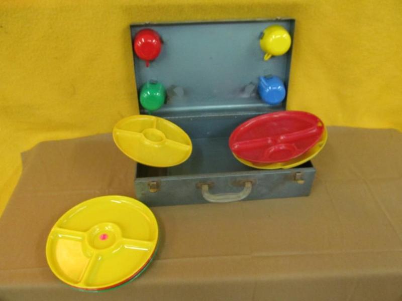 Metal Picnic Box with Plastic Plate...