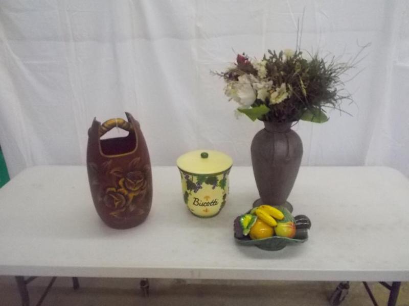 4 very nice accessories. A ceramic ...