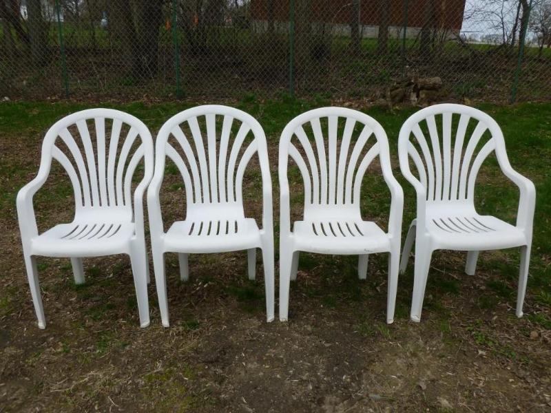 lot 10 image: Lot of four matching heavy duty pla...