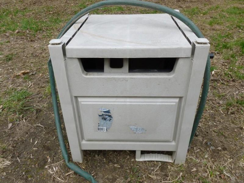 lot 14 image: Large Suncast garden hose reel cabi...