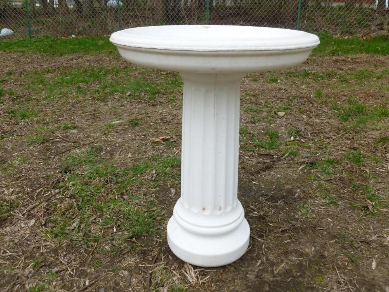 lot 16 image: Heavy gage plastic bird bath that m...