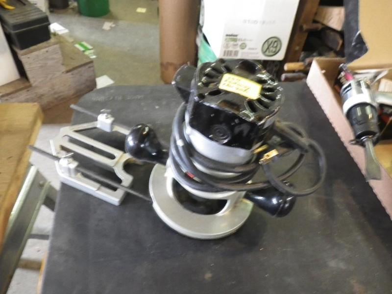 Black &amp Decker router with guid...