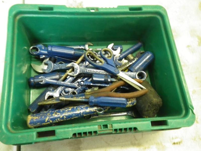 lot 31 image: tote of tools...