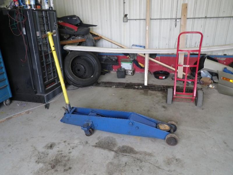 lot 35 image: Heavy duty jack, not sure how to op...