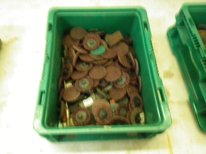 lot 41 image: tote of roloc discs...