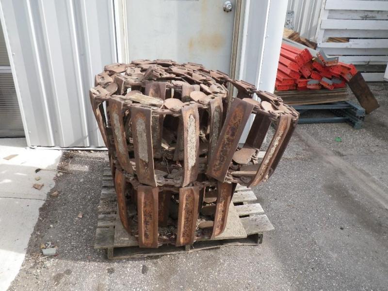 lot 7 image: Loegering Steel Skidloader tracks, ...