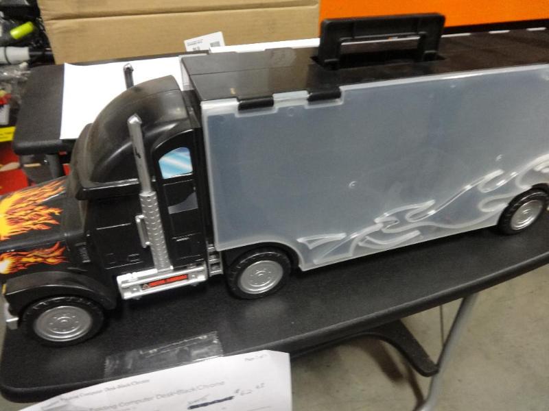 lot 11 image: HOT WHEEL TRUCK-HOLDS 30 CARS (NOT ...